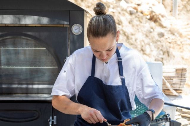 Στην Αντίπαρο, η ομάδα της Cookoovaya μαγειρεύει στον ξυλόφουρνο
