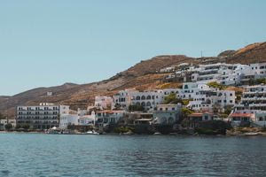 Κύθνος: Πώς θα πάτε από τον Πειραιά στο διαμάντι των Κυκλάδων