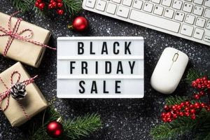 Black Friday VS Εκπτώσεις Χριστουγέννων: Πότε συμφέρει να ψωνίζεις;