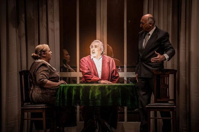 Από τον Λογοθετίδη στον Λαζόπουλο: Μια ιστορία που δεν παύει να μας αφορά