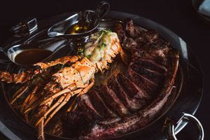 Steak, lobster και γιορτινή πολυτέλεια στο Νέο Ηράκλειο