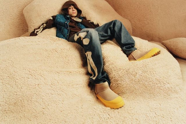 UGG FW25: Όταν το Iconic Feeling συναντά το σύγχρονο ανδρικό στιλ με τον Central Cee