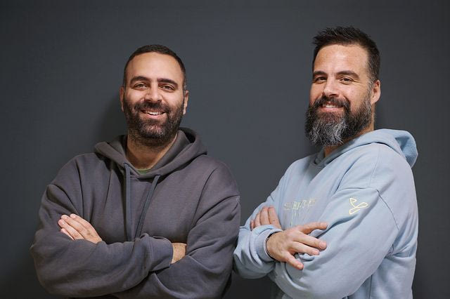 Ο Ντίνος Φωτεινάκης, τα underground ταβερνάκια και κάτι φοβερά κοκκινιστά