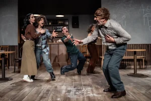 Μια βουτιά στη νέα παράσταση του Ανέστη Αζά - 5 ηθοποιοί ανεβάζουν τους πατέρες τους στη σκηνή