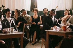 Από τη Βουκουρεστίου στη Νέα Υόρκη: Το Παλλάς μεταμορφώνεται σε ελληνικό καφενείο της Astoria