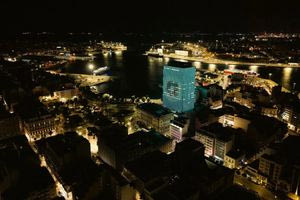 Ο Πύργος του Πειραιά στα χρώματα της Allwyn – Η νέα εποχή διασκέδασης ξεκίνησε δυναμικά