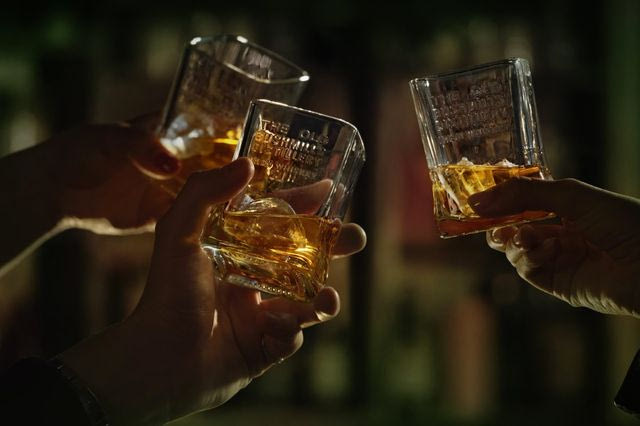 Γιατί το Bushmills είναι ο μοναδικός τρόπος να γιορτάσεις αληθινά τη φετινή St. Patrick’s Day (και πού θα το κάνεις)