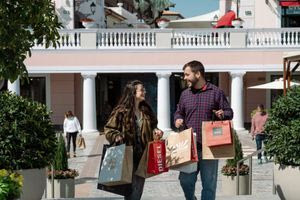 Από jeans και jackets, μέχρι sneakers: Όλα όσα θα φορέσεις την άνοιξη