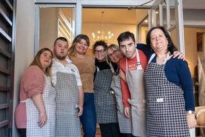 Καφέ «ΠΟΙΚΙΛΗ ΣΤΟΑ»: Το πρώτο Κοινωνικό Καφενείο με εργαζόμενους άτομα με αναπηρία στο Θριάσιο Πεδίο, με τη στήριξη της HELLENiQ ENERGY