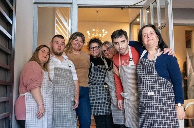 Καφέ «ΠΟΙΚΙΛΗ ΣΤΟΑ»: Το πρώτο Κοινωνικό Καφενείο με εργαζόμενους άτομα με αναπηρία στο Θριάσιο Πεδίο, με τη στήριξη της HELLENiQ ENERGY