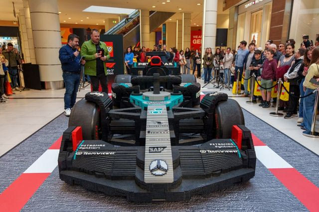 Ένα μονοθέσιο LEGO Mercedes- AMG Petronas F1 από 400.000 Lego τουβλάκια σε περιμένει στο The Mall Athens