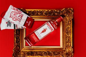 Το Beefeater Gin συναντά την Ode to Socks για ένα urban crossover