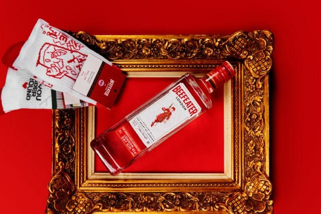 Το Beefeater Gin συναντά την Ode to Socks για ένα urban crossover
