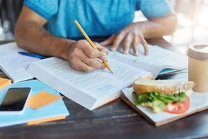 Πανελλήνιες: Ο επιστημονικός οδηγός για να υποστηρίξεις τον εγκέφαλό σου στις εξετάσεις