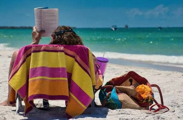 Από 5 έως 105 ετών: 6 βιβλία για να διαβάσουμε μαζί -μικροί, μεγάλοι- φέτος το καλοκαίρι