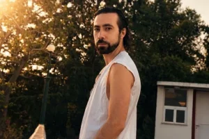 «Αλήθεια σου λέω ψέματα»  – Η καινούργια κωμωδία του Αντώνη Καλομοιράκη