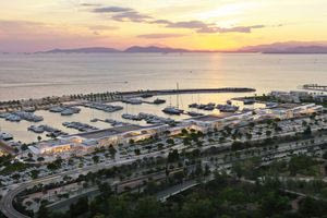 Η Αθήνα αλλάζει σελίδα και ξαναβρίσκει τη θάλασσα